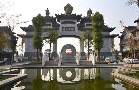 石佛寺玉雕湾景区位于中国历史文化名城河南省南阳市的镇平县石佛寺镇